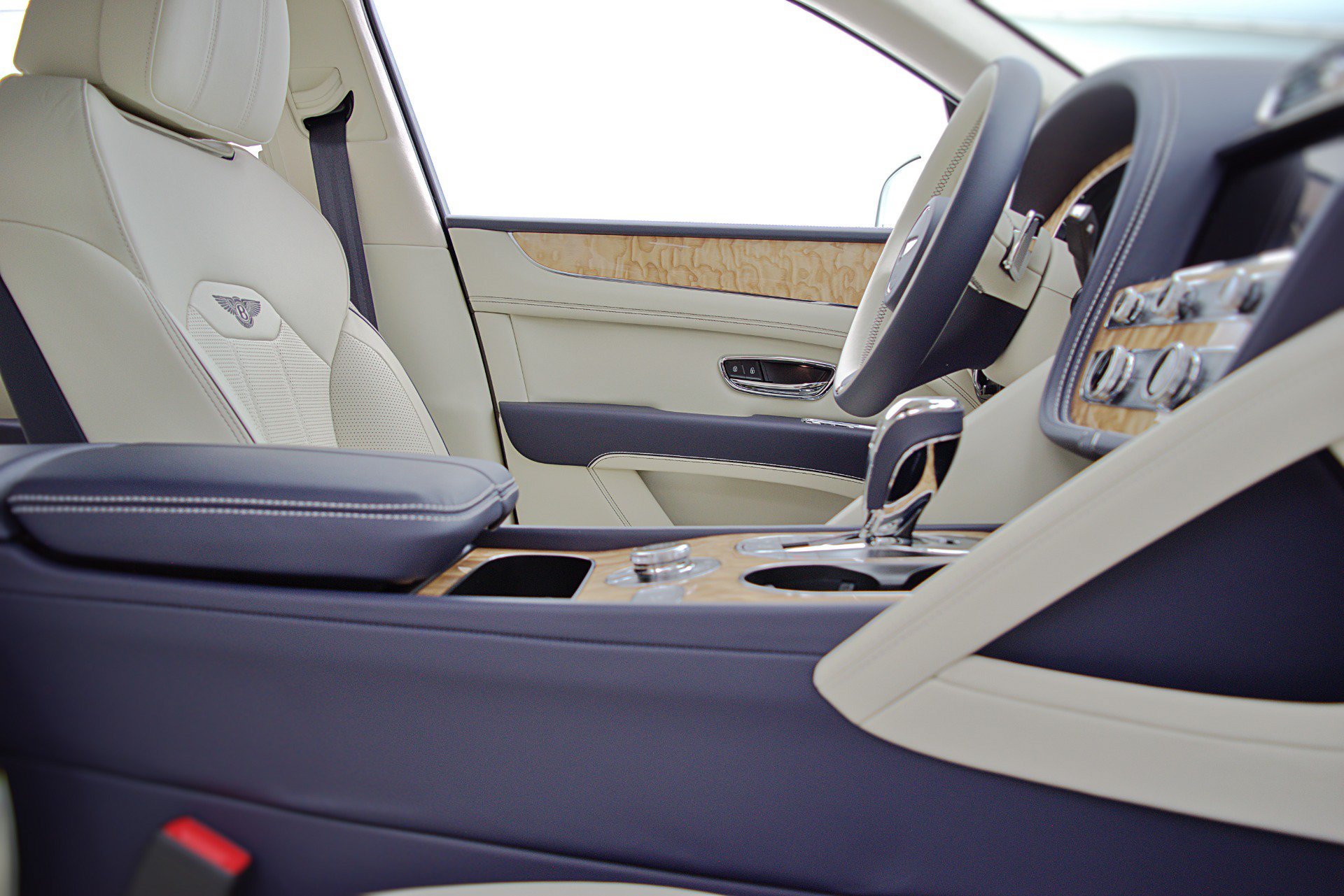 Certified 2023 Bentley Bentayga AWD/4WD image 28