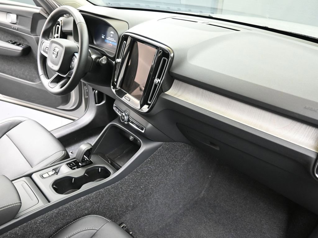 Certified 2025 Volvo XC40 B5 Core image 13