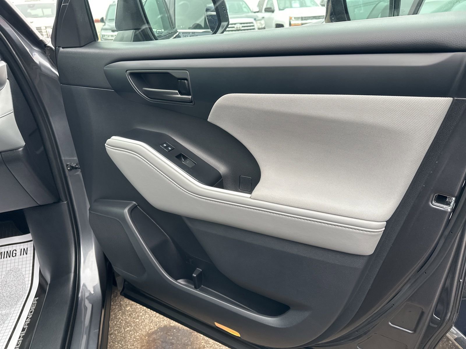 Used 2021 Toyota Highlander LE image 39