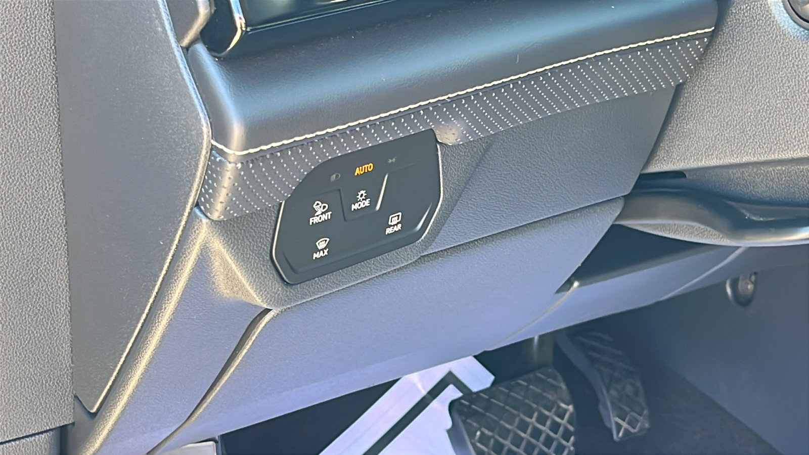 Used 2024 Volkswagen Atlas SE w/ Black Wheel Package image 13