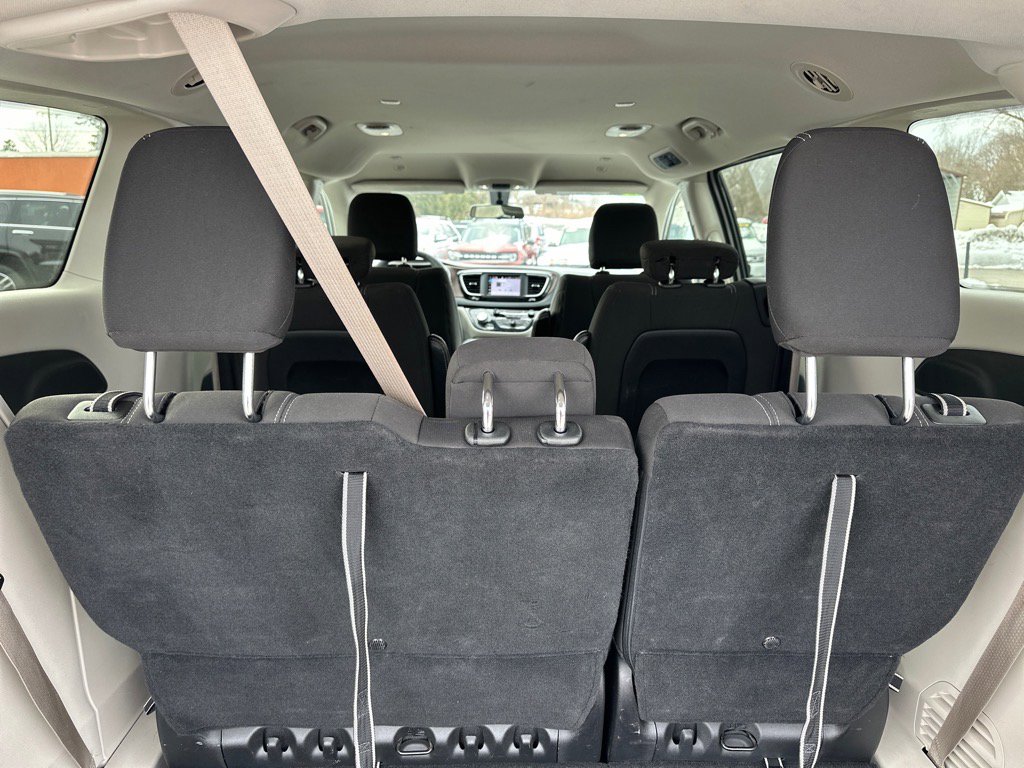 Used 2022 Chrysler Voyager LX image 11