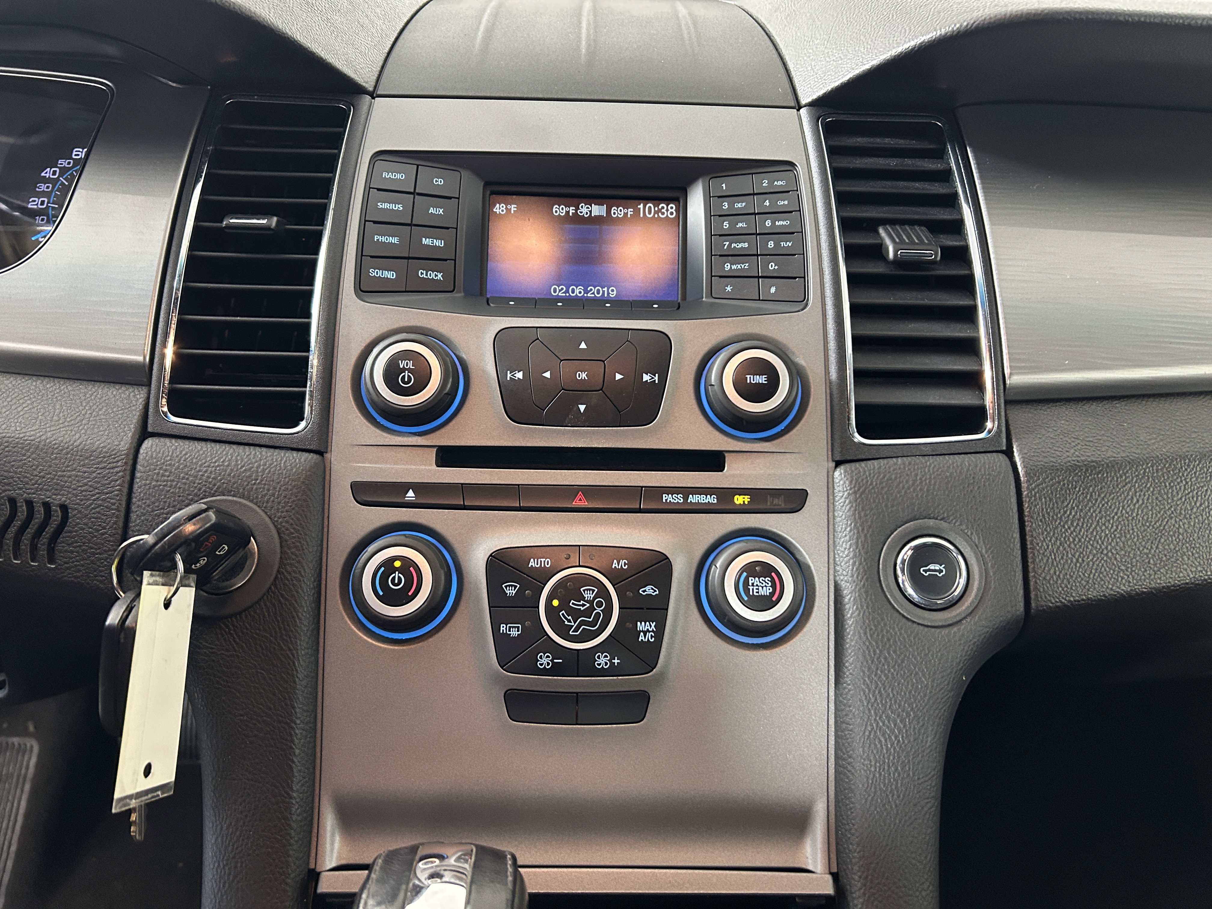 Used 2019 Ford Taurus SEL image 19