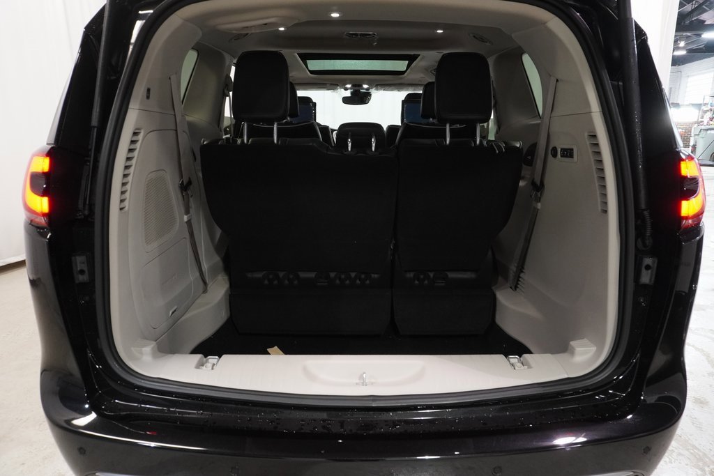 New 2023 Chrysler Pacifica Limited w/ Uconnect Theater Family Group image 32