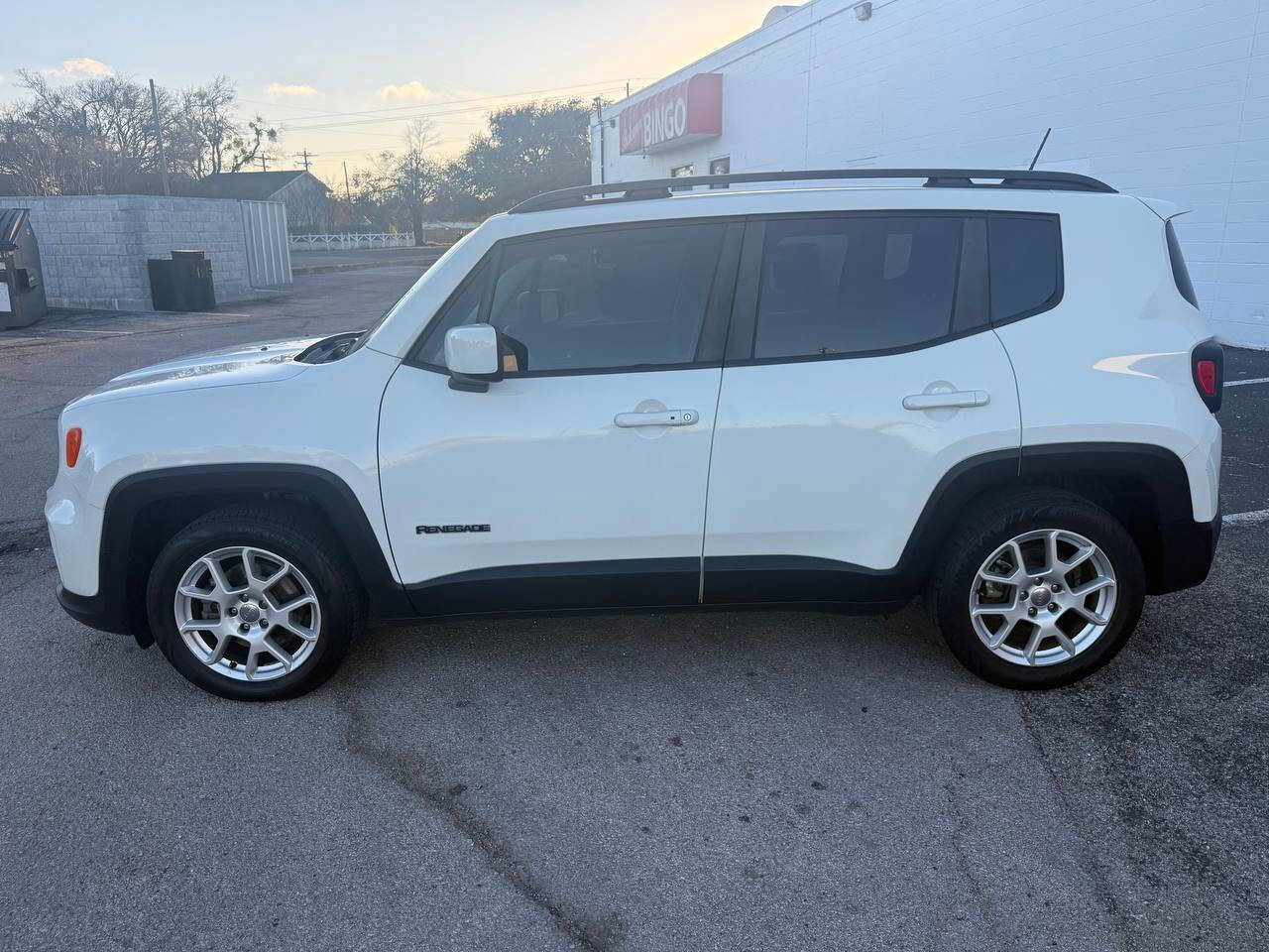 Used 2020 Jeep Renegade Latitude FWD image 4