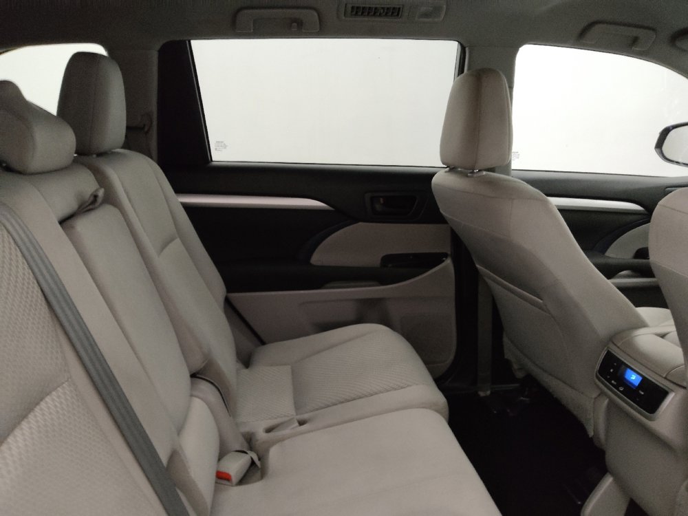 Used 2017 Toyota Highlander LE image 19