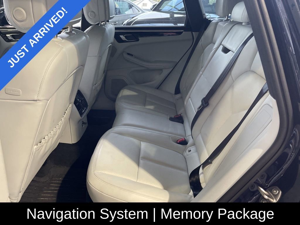 Used 2023 Porsche Macan Turbo image 10