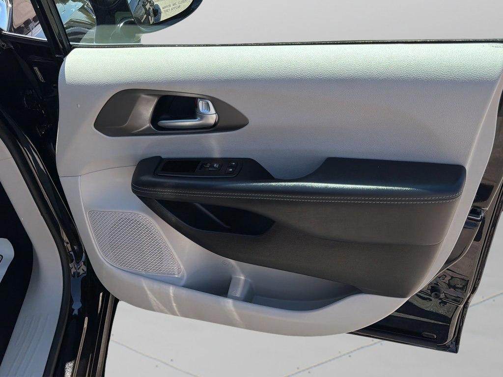 Used 2024 Chrysler Pacifica Touring-L FWD image 9