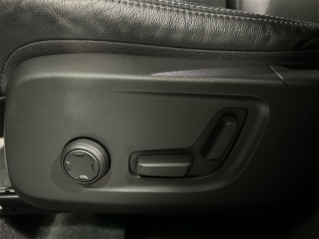 Certified 2024 Volvo XC40 B5 Plus w/ Protection Package Premier image 11