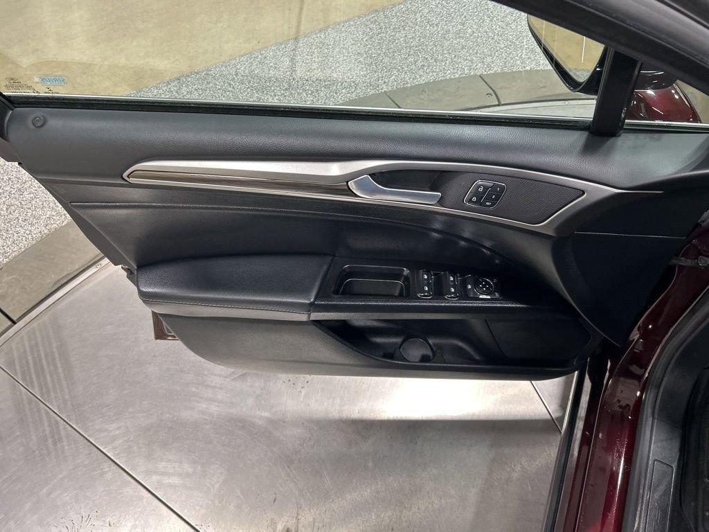 Used 2017 Ford Fusion SE w/ Fusion SE Technology Package image 13