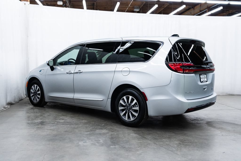 Used 2023 Chrysler Pacifica Limited FWD image 4