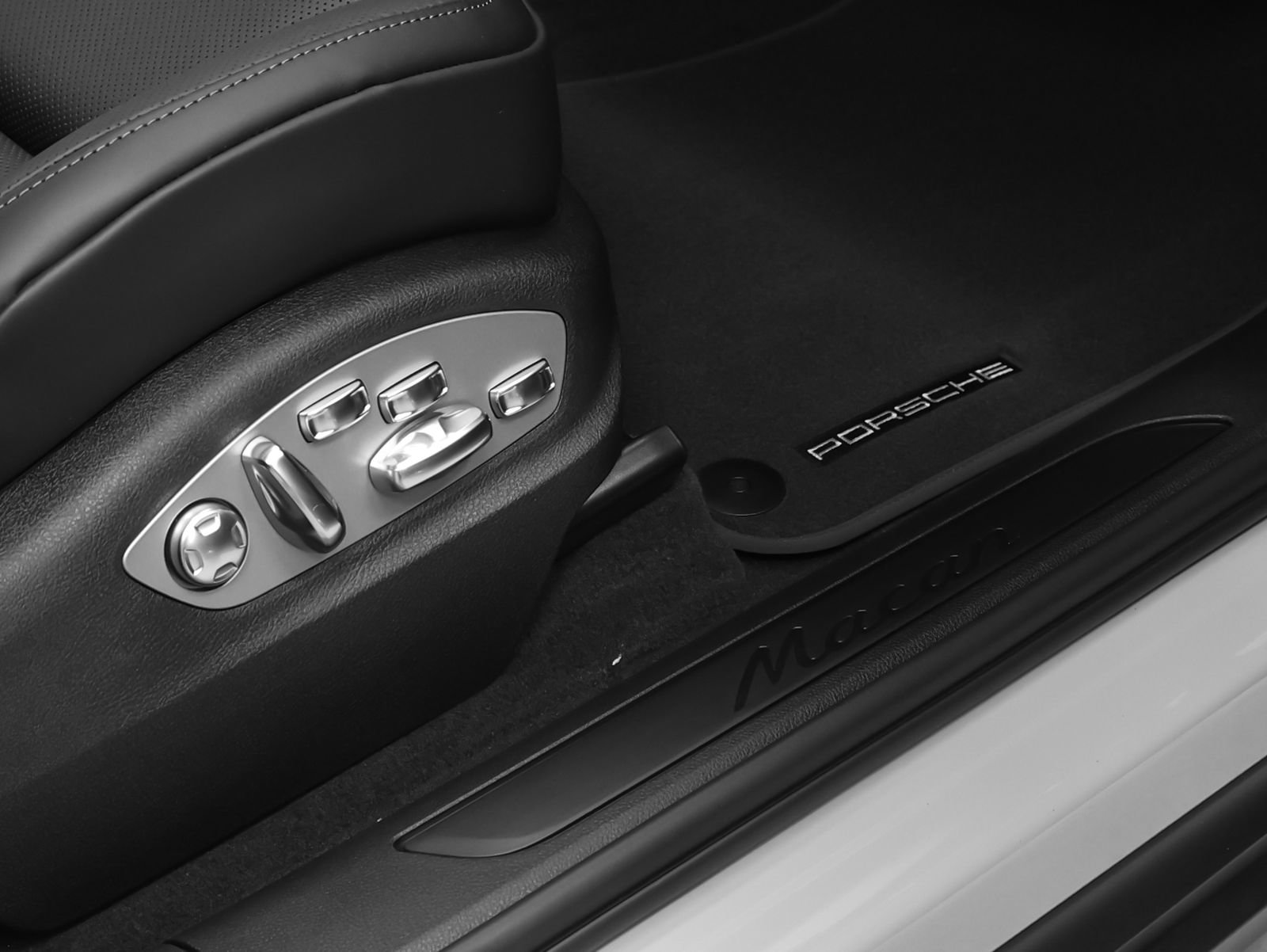 New 2026 Porsche Macan AWD/4WD image 19