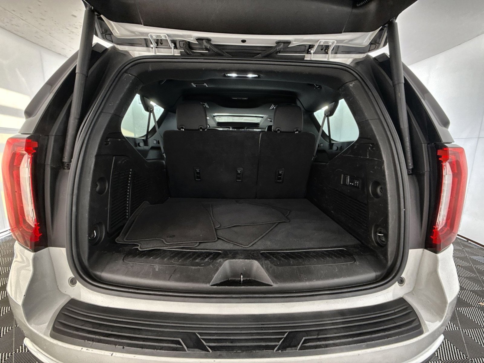 Used 2022 GMC Yukon XL SLT w/ SLT Premium Package image 27