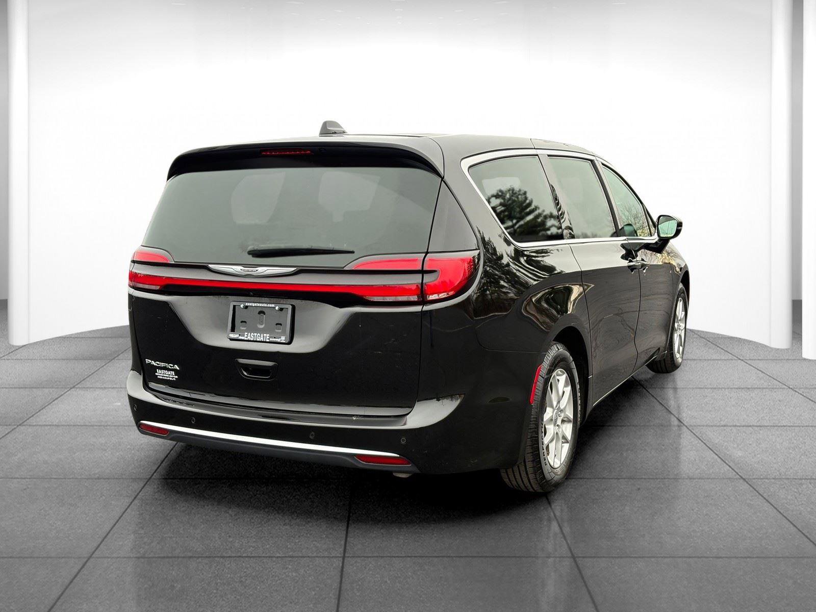 Used 2024 Chrysler Pacifica Touring-L image 7