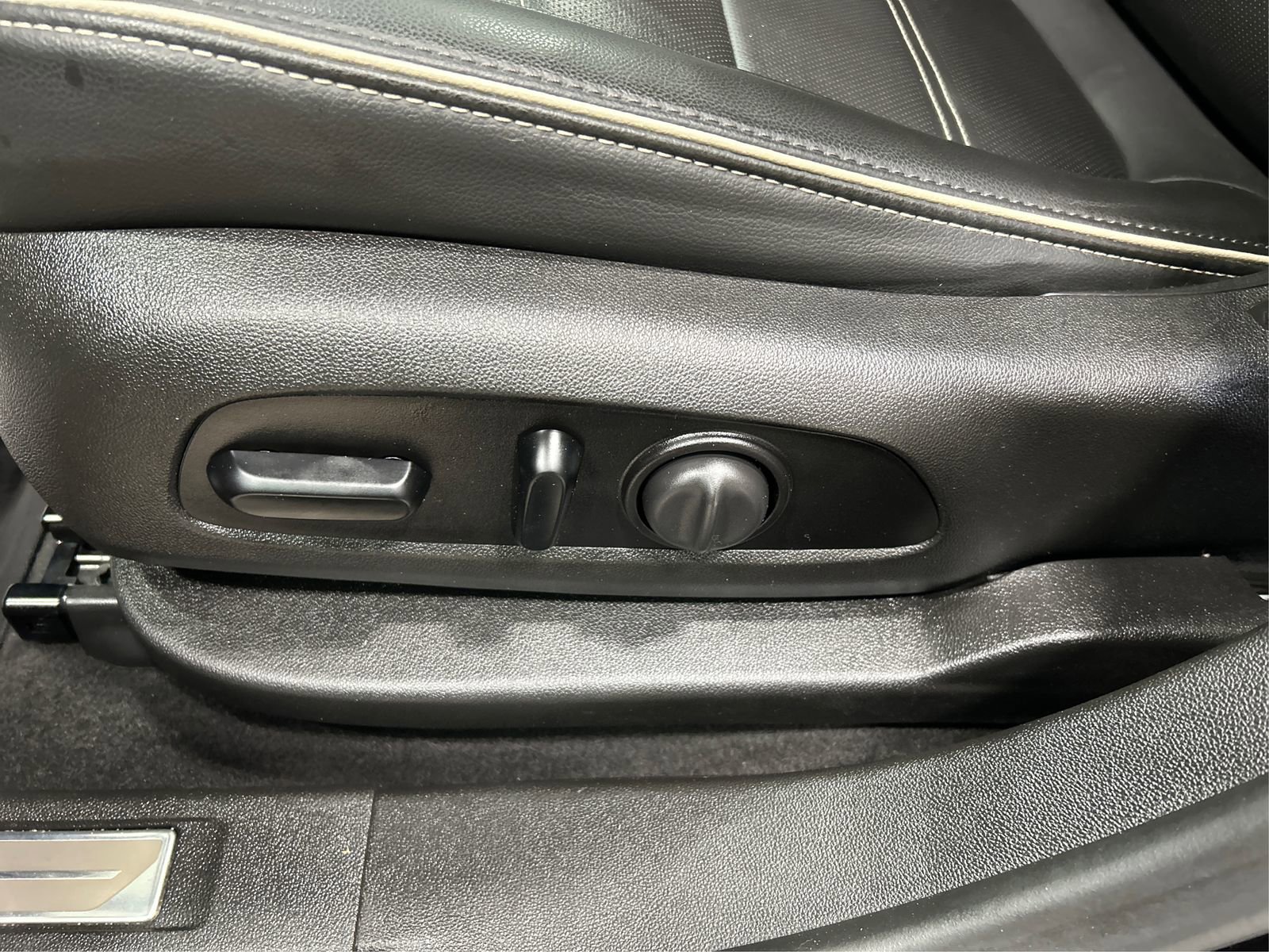 Used 2021 GMC Acadia Denali w/ Denali Ultimate Package AWD/4WD image 18