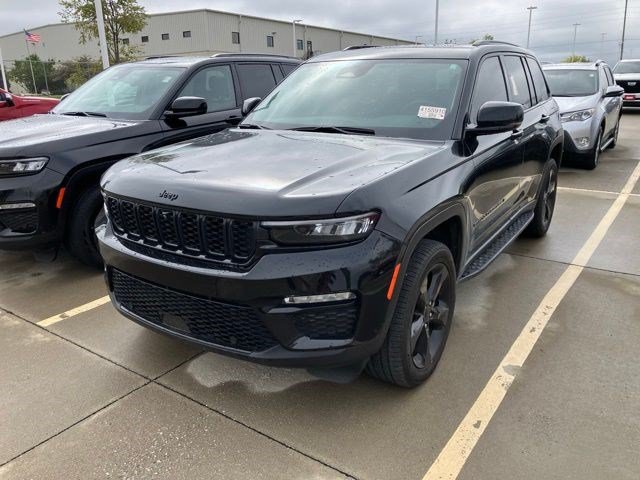 Used 2024 Jeep Grand Cherokee Limited w/ Luxury Tech Group II AWD/4WD image 3