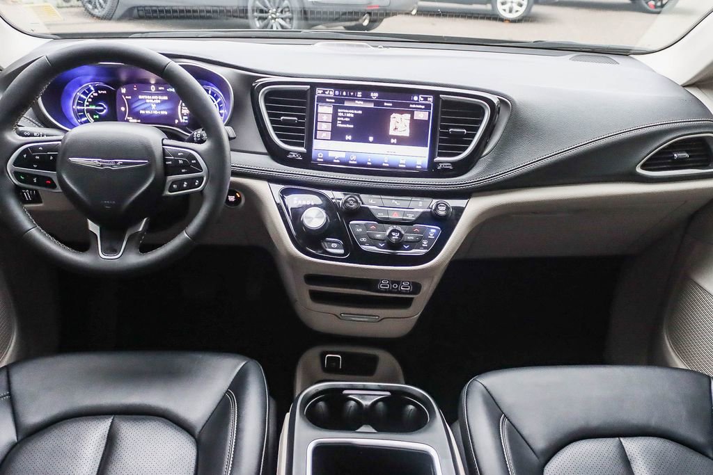 Used 2024 Chrysler Pacifica Select image 18