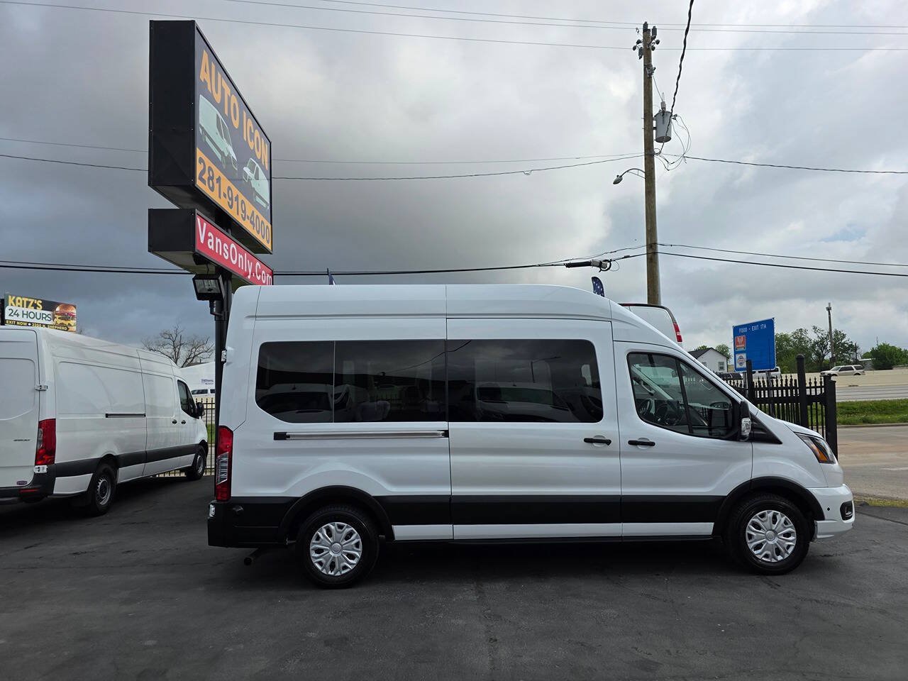 Used 2024 Ford Transit 350 XLT RWD image 3