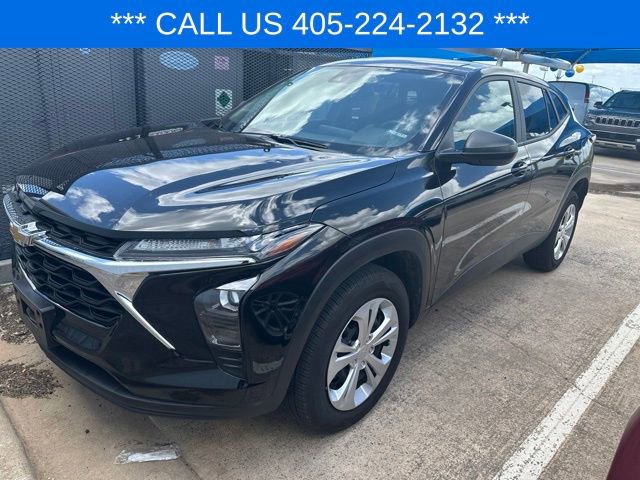 Used 2025 Chevrolet Trax LS w/ Driver Confidence Package FWD image 2