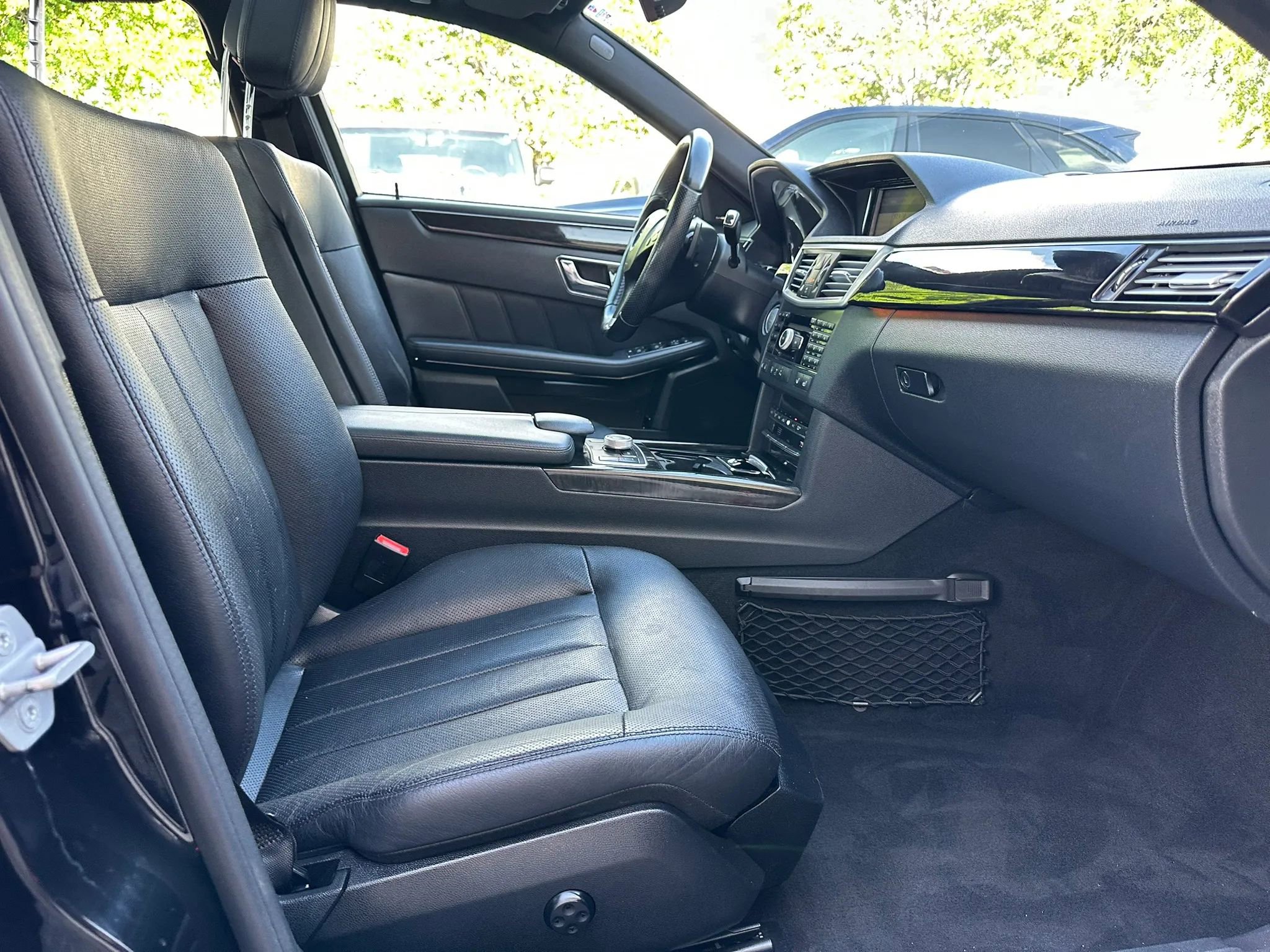 Used 2010 Mercedes-Benz E 550 Sedan w/ Premium 2 Pkg image 21