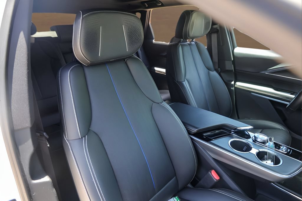 Certified 2024 Cadillac Lyriq Luxury AWD/4WD image 28