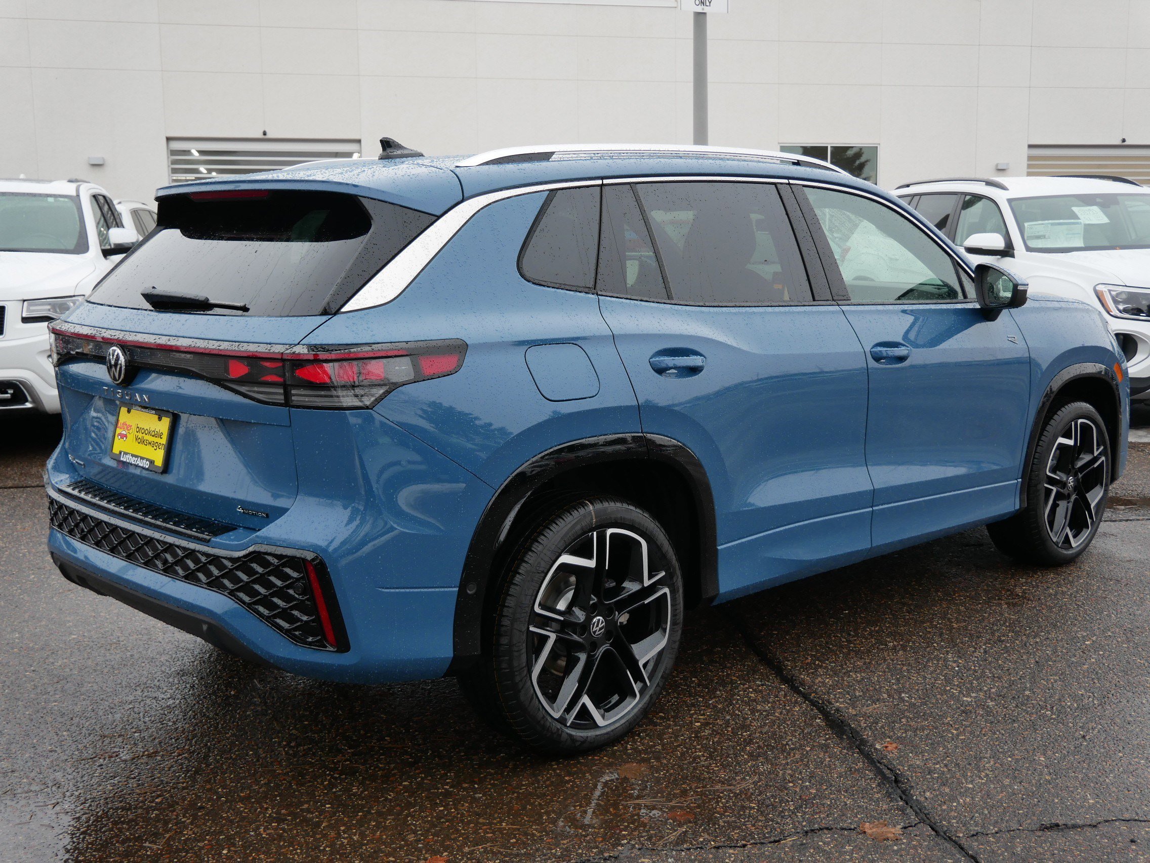 New 2026 Volkswagen Tiguan SEL R-Line image 3