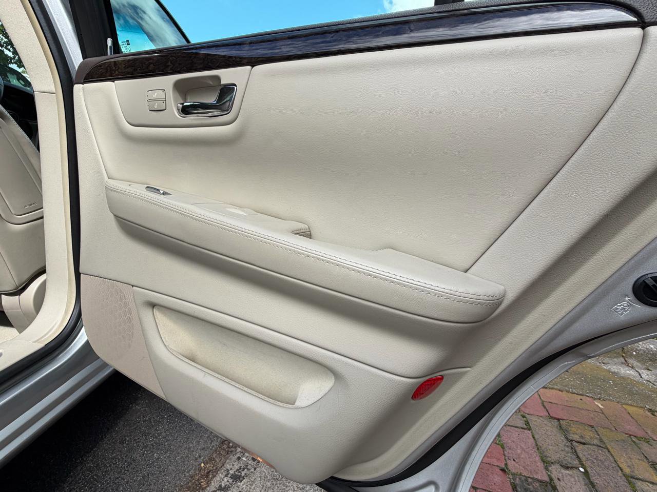 Used 2010 Cadillac DTS Luxury FWD image 31