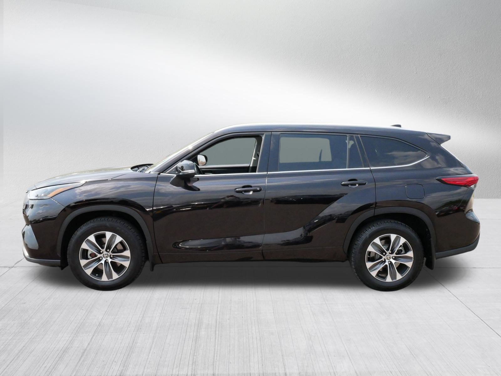 Used 2022 Toyota Highlander XLE AWD/4WD image 4