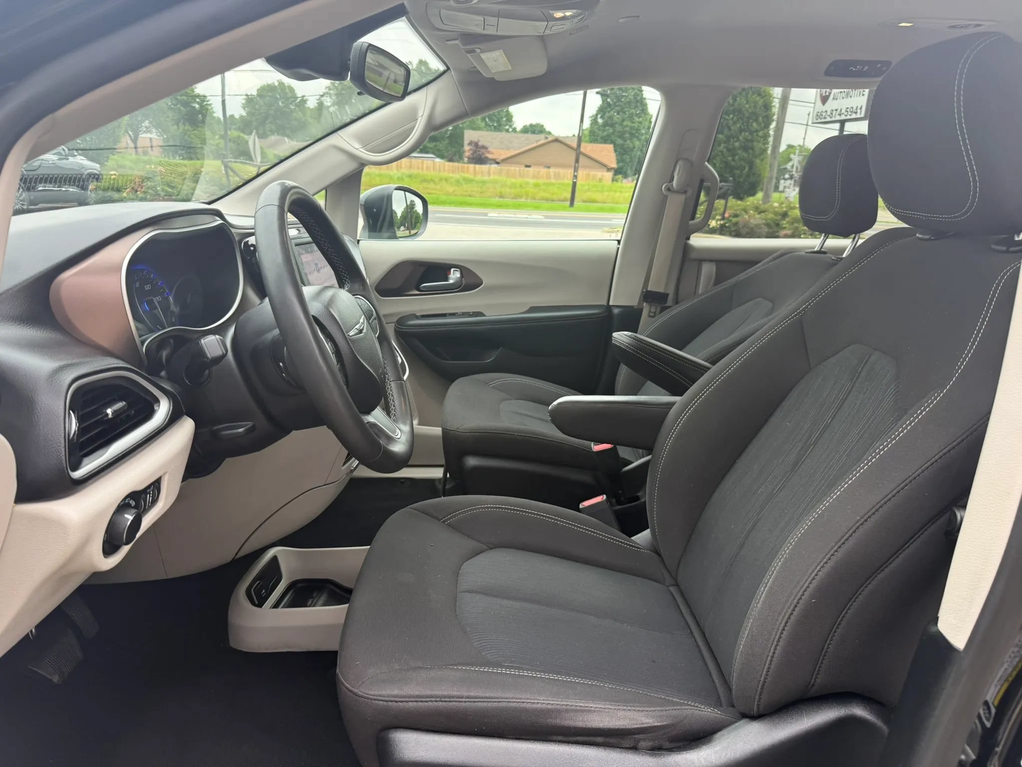 Used 2024 Chrysler Voyager LX FWD image 10
