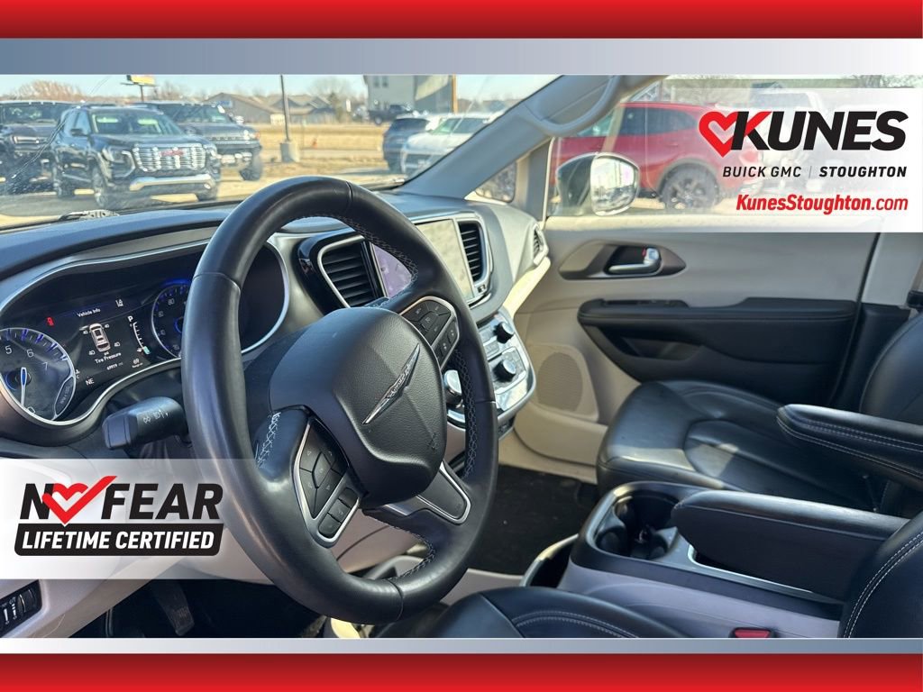 Used 2023 Chrysler Pacifica Touring-L image 23