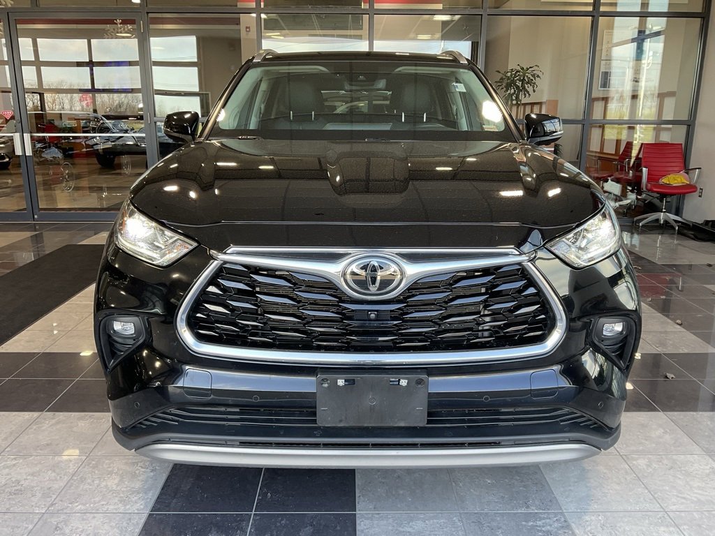 Used 2024 Toyota Highlander Platinum image 2