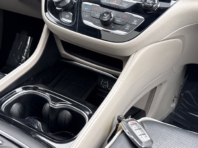 Used 2023 Chrysler Pacifica Limited FWD image 12