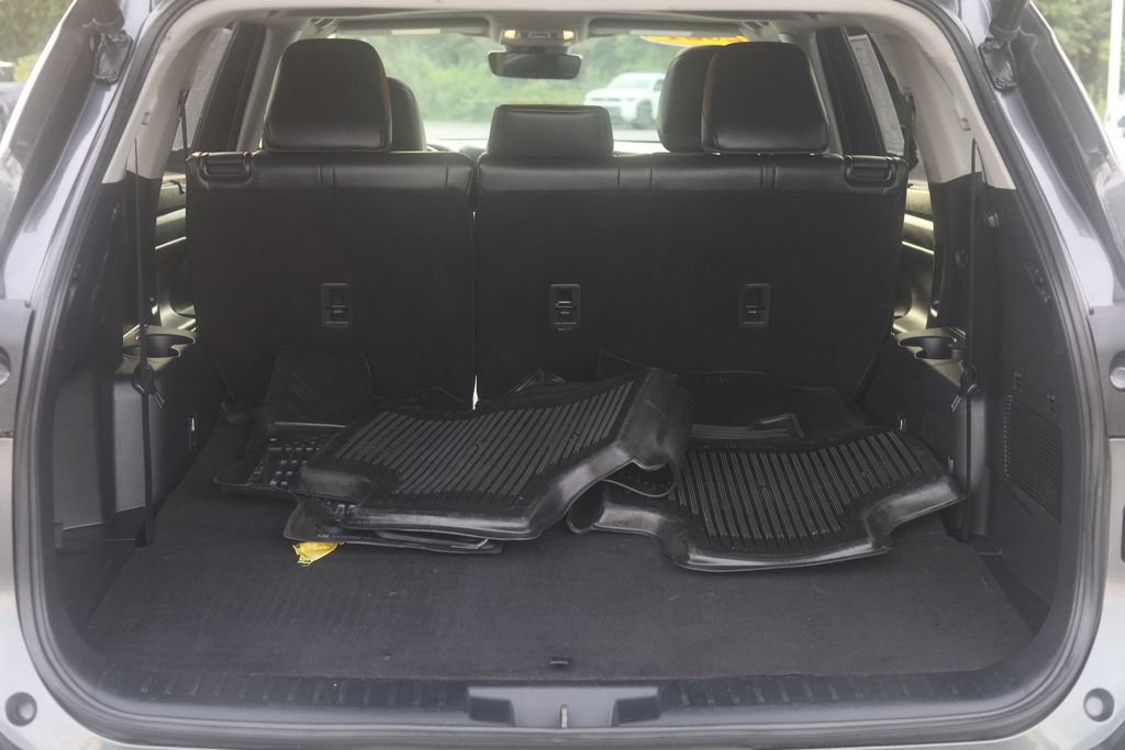 Used 2021 Toyota Highlander XLE AWD/4WD image 31
