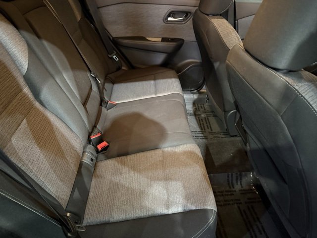 Used 2023 Nissan Rogue SV image 3