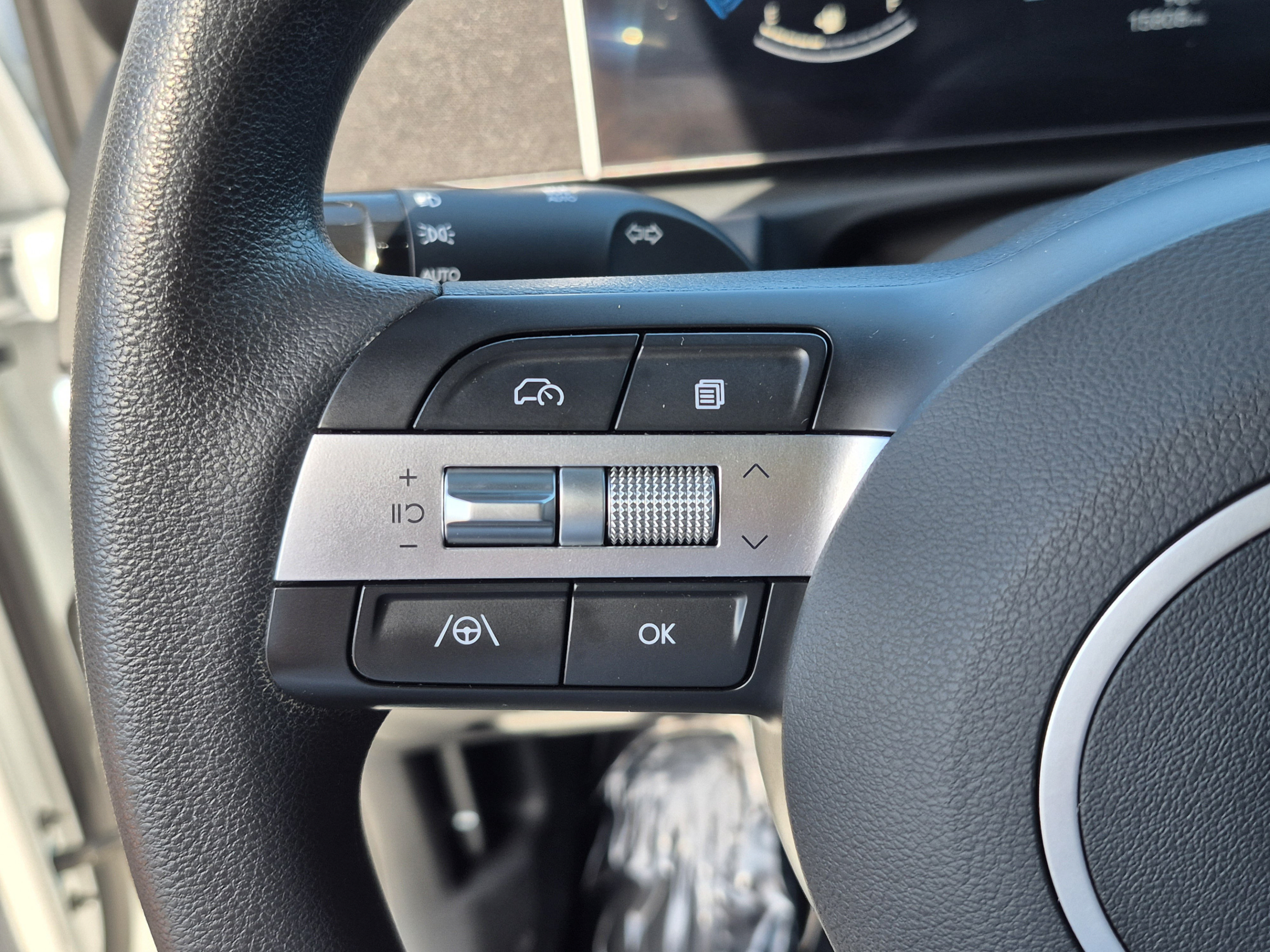 Used 2025 Hyundai Santa Cruz SE FWD image 27
