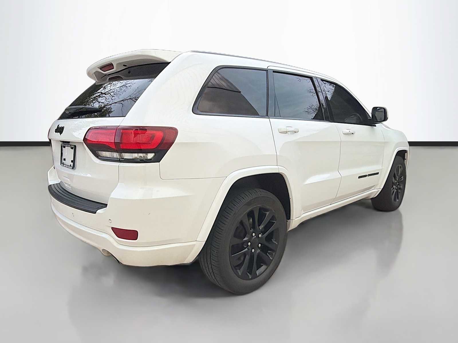 Used 2019 Jeep Grand Cherokee Altitude AWD/4WD image 3