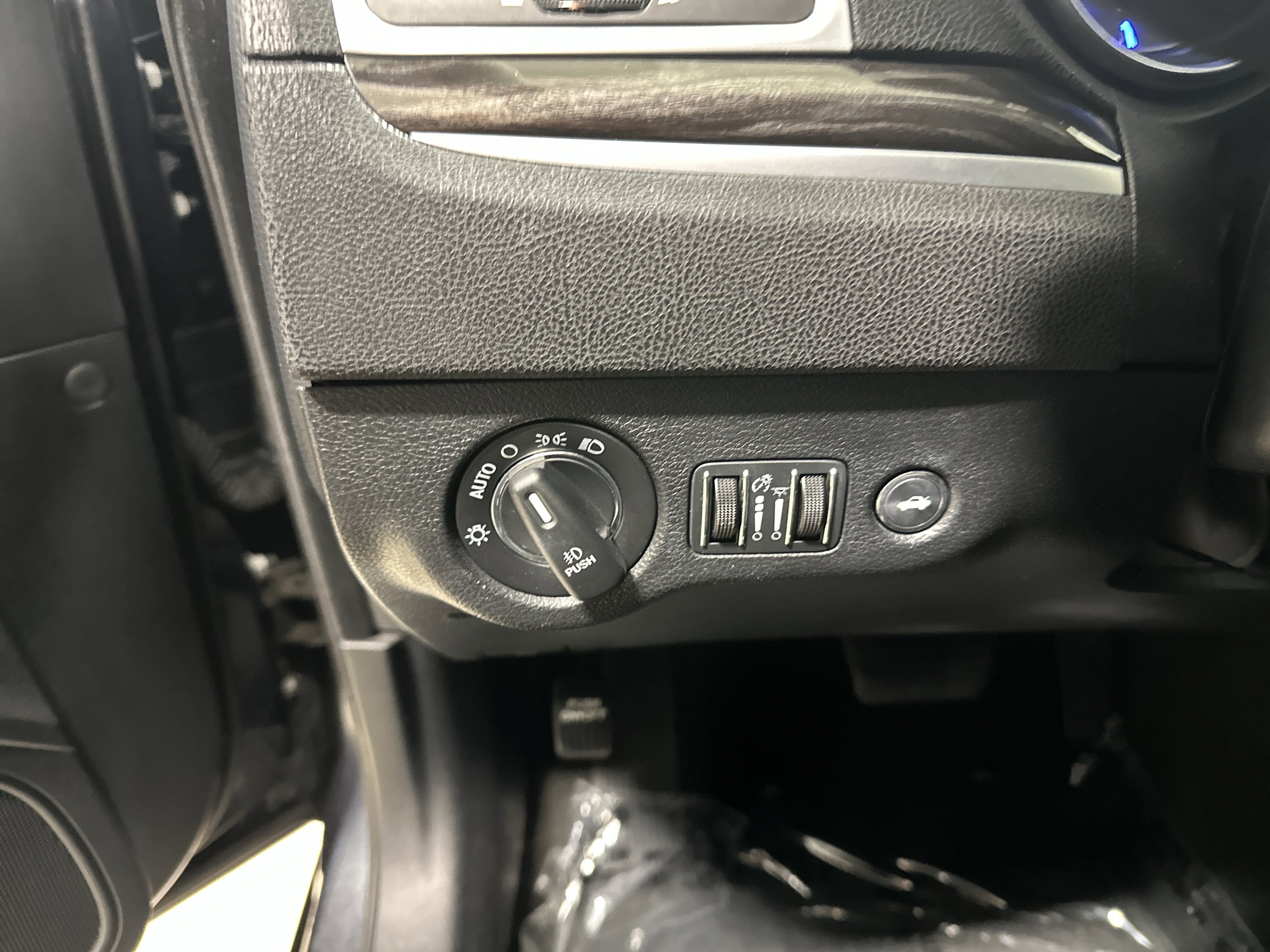 Used 2015 Chrysler 300 Limited w/ Driver Convenience Group image 37