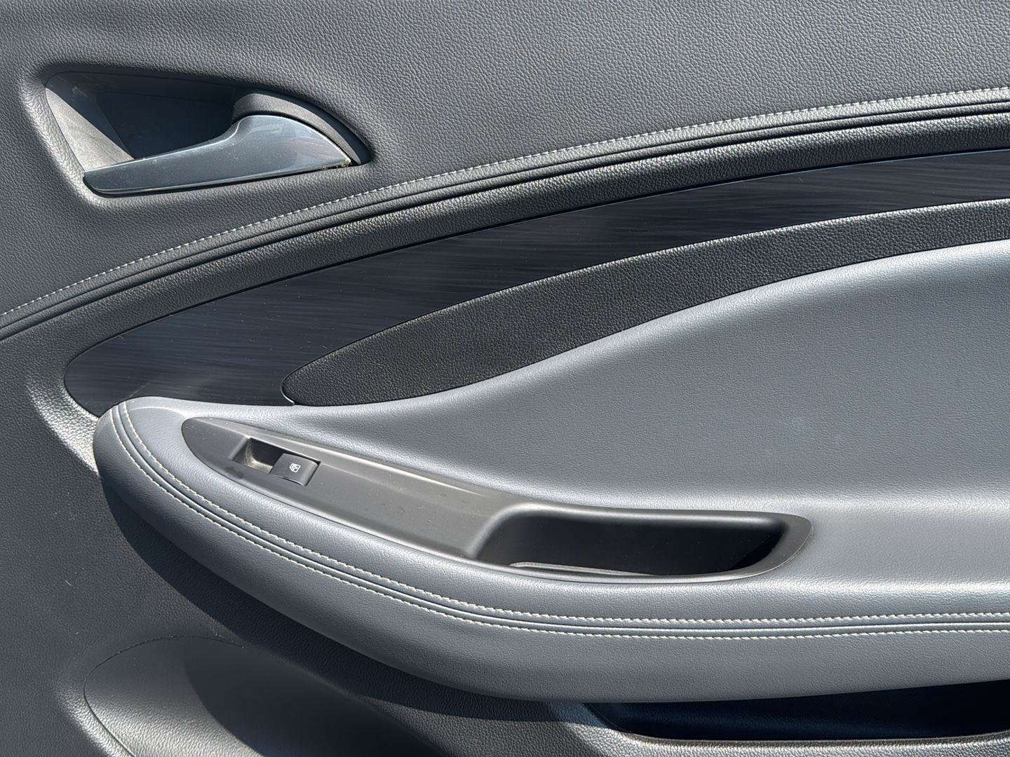 Used 2019 Buick Envision Essence FWD image 26