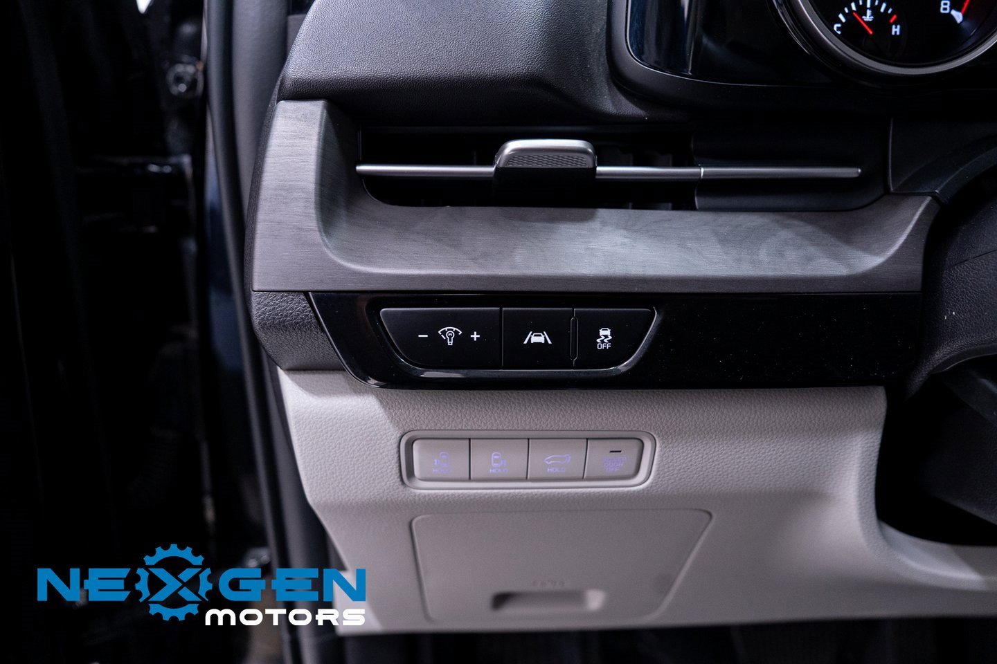 Used 2024 Kia Carnival EX image 20