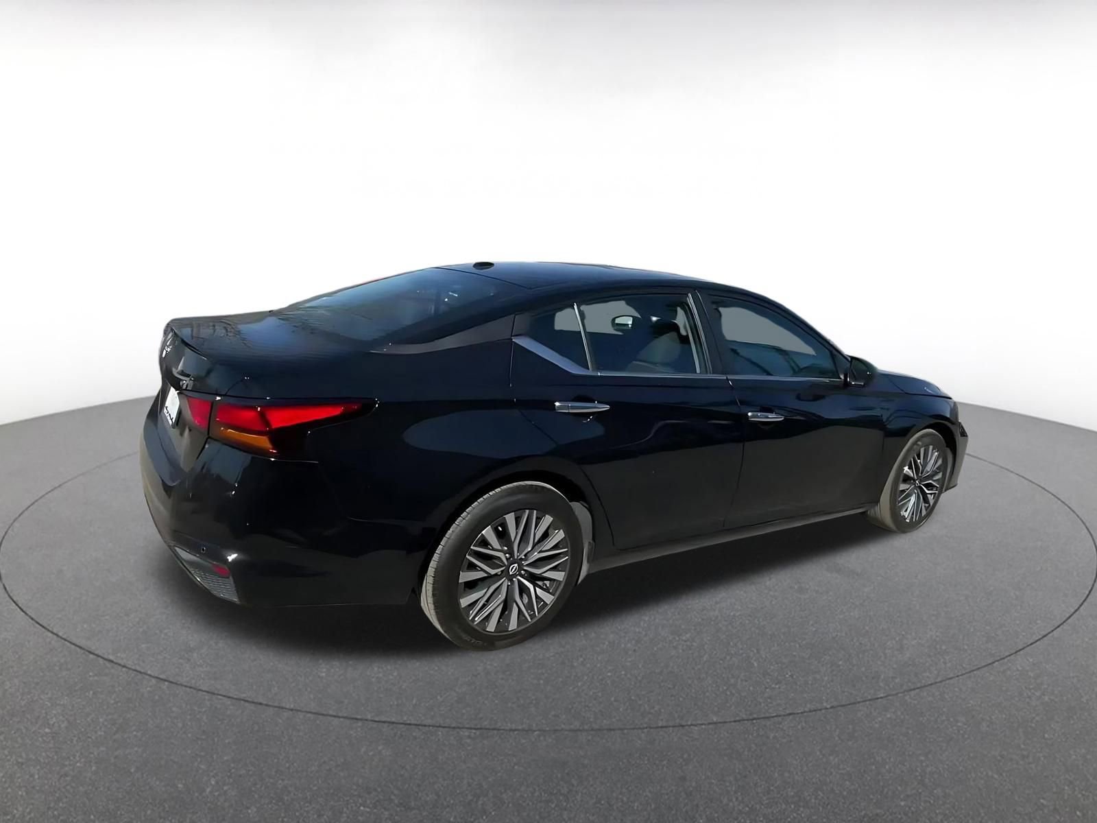 Used 2025 Nissan Altima 2.5 SV FWD image 15