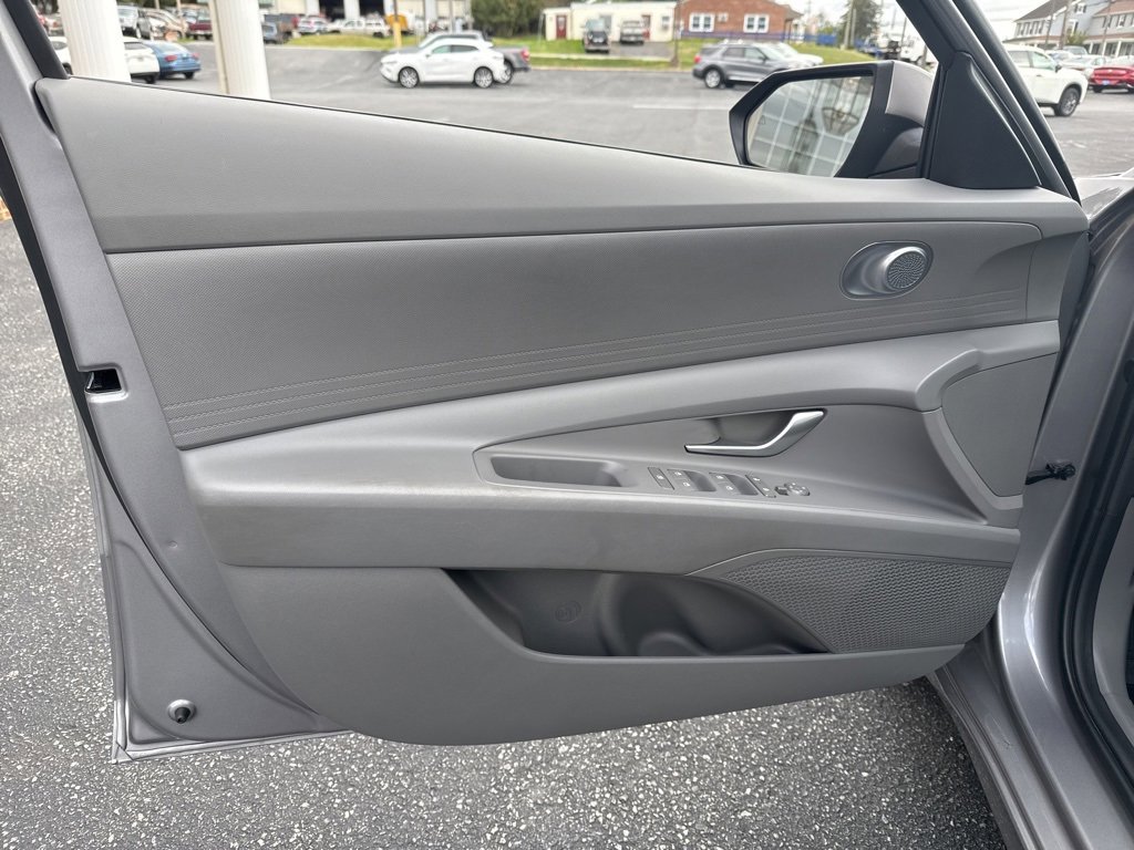 Used 2025 Hyundai Elantra SE w/ Cargo Package image 11