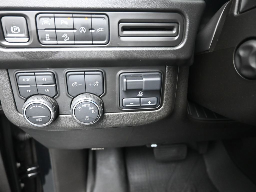 Used 2021 Chevrolet Suburban Z71 w/ Z71 Off-Road Package image 16