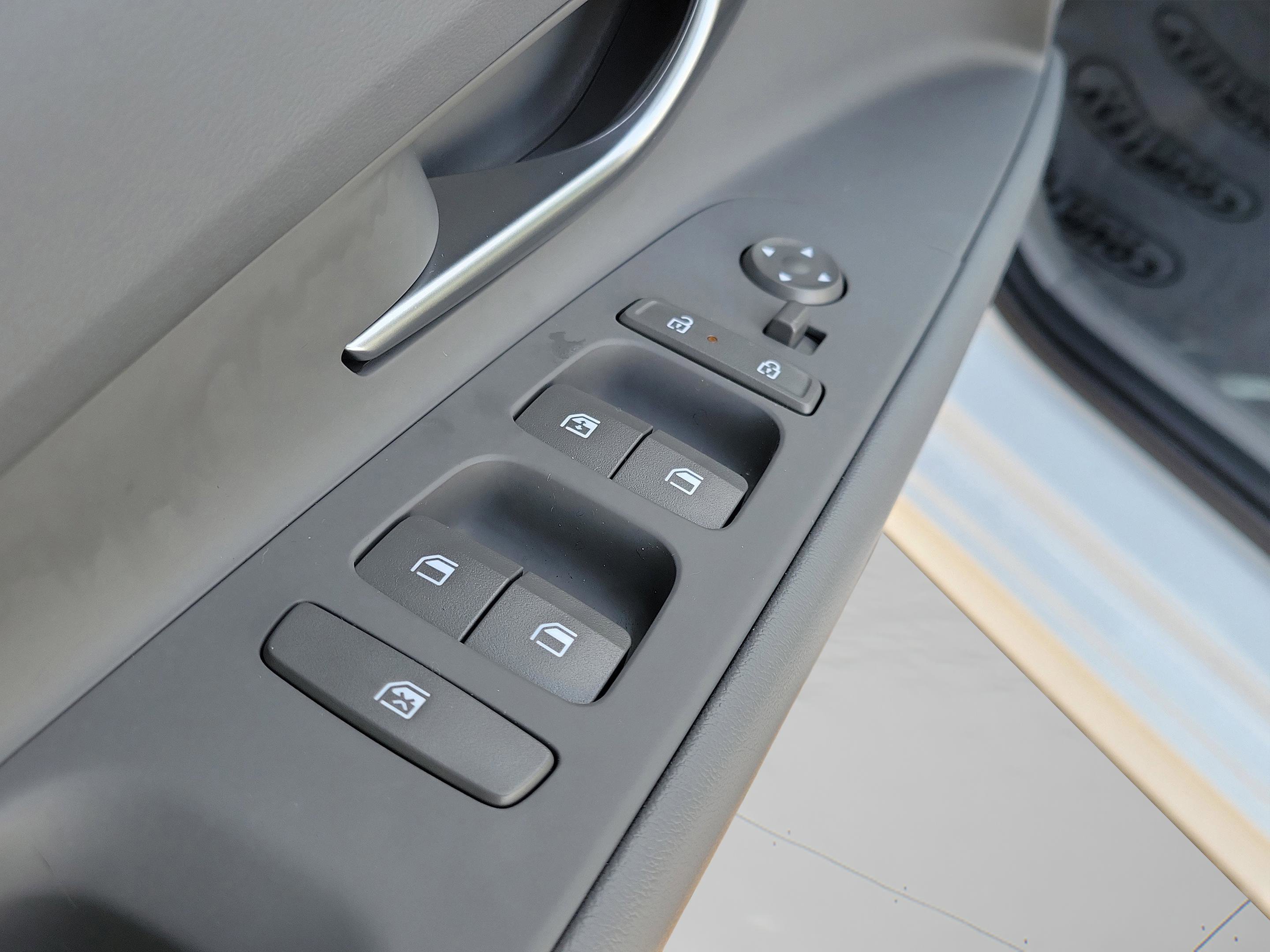 Certified 2025 Hyundai Elantra Sport image 17