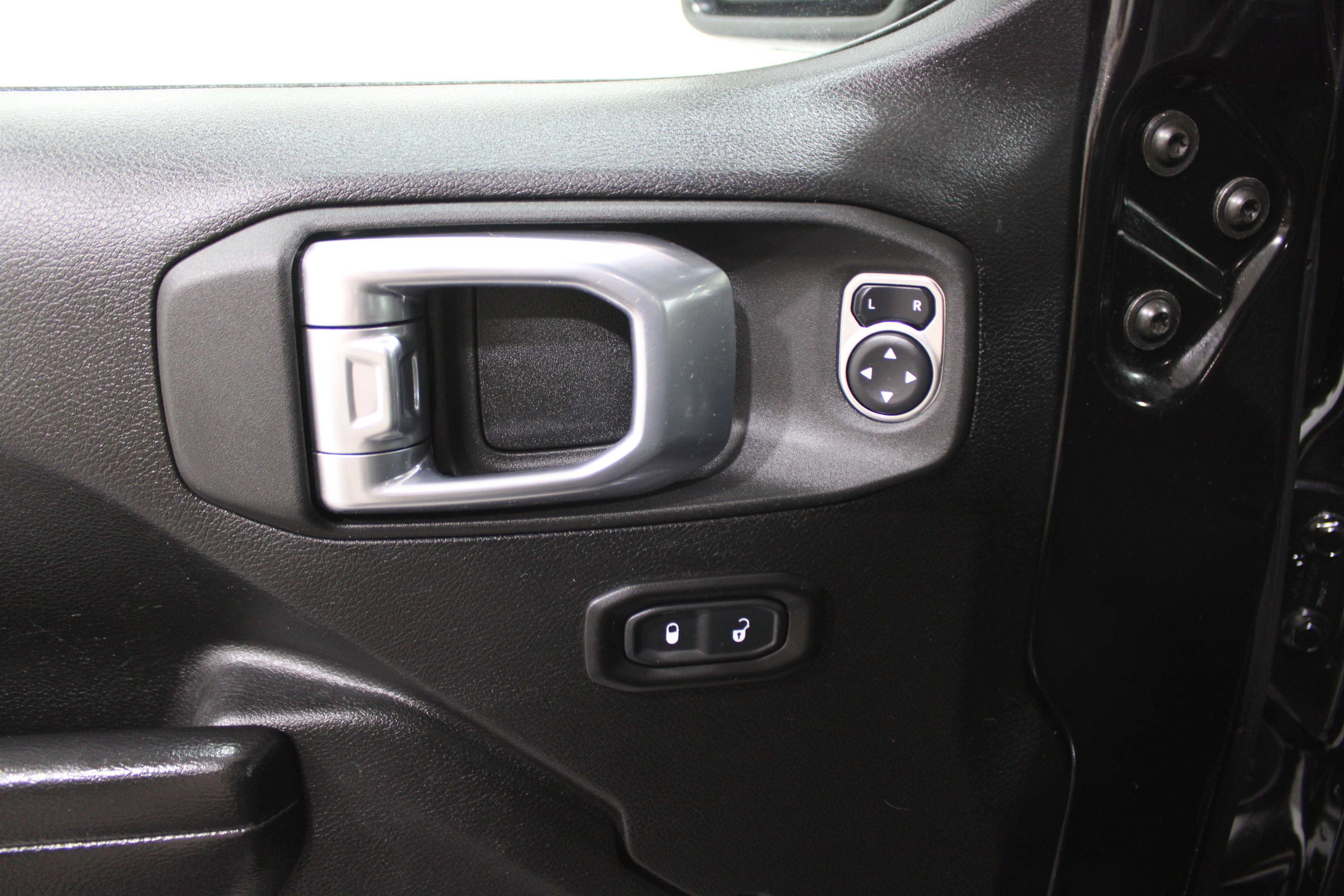 Used 2021 Jeep Gladiator Willys image 7