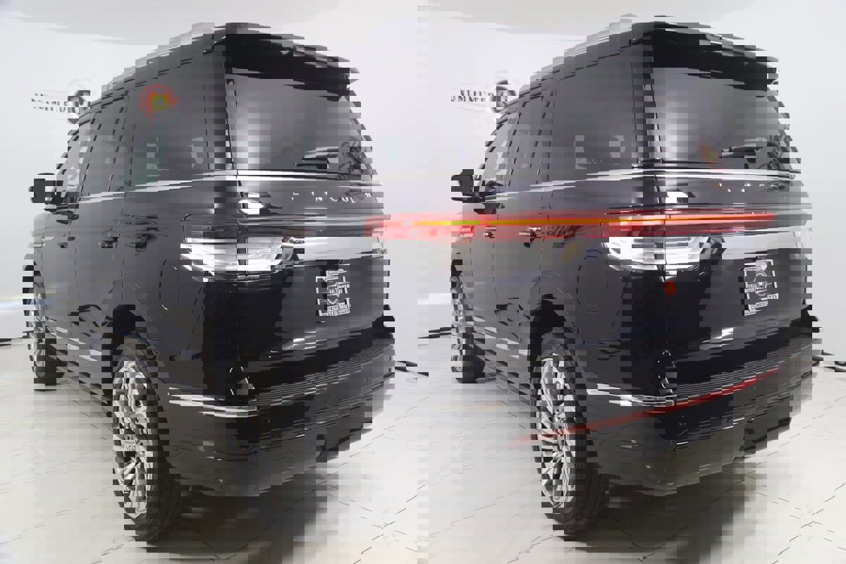 Used 2023 Lincoln Navigator Reserve image 4