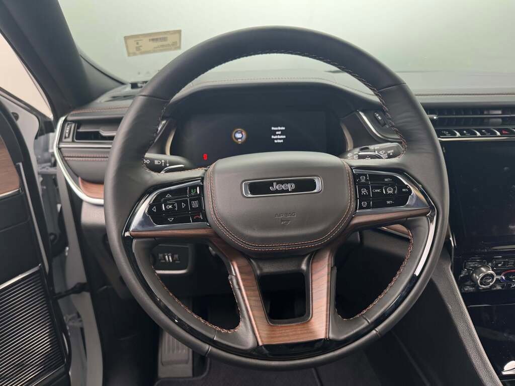 New 2025 Jeep Grand Cherokee L Summit w/ Luxury Tech Group V image 25