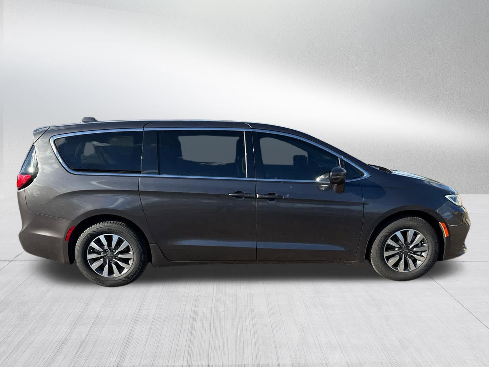 Used 2022 Chrysler Pacifica Touring-L FWD image 9