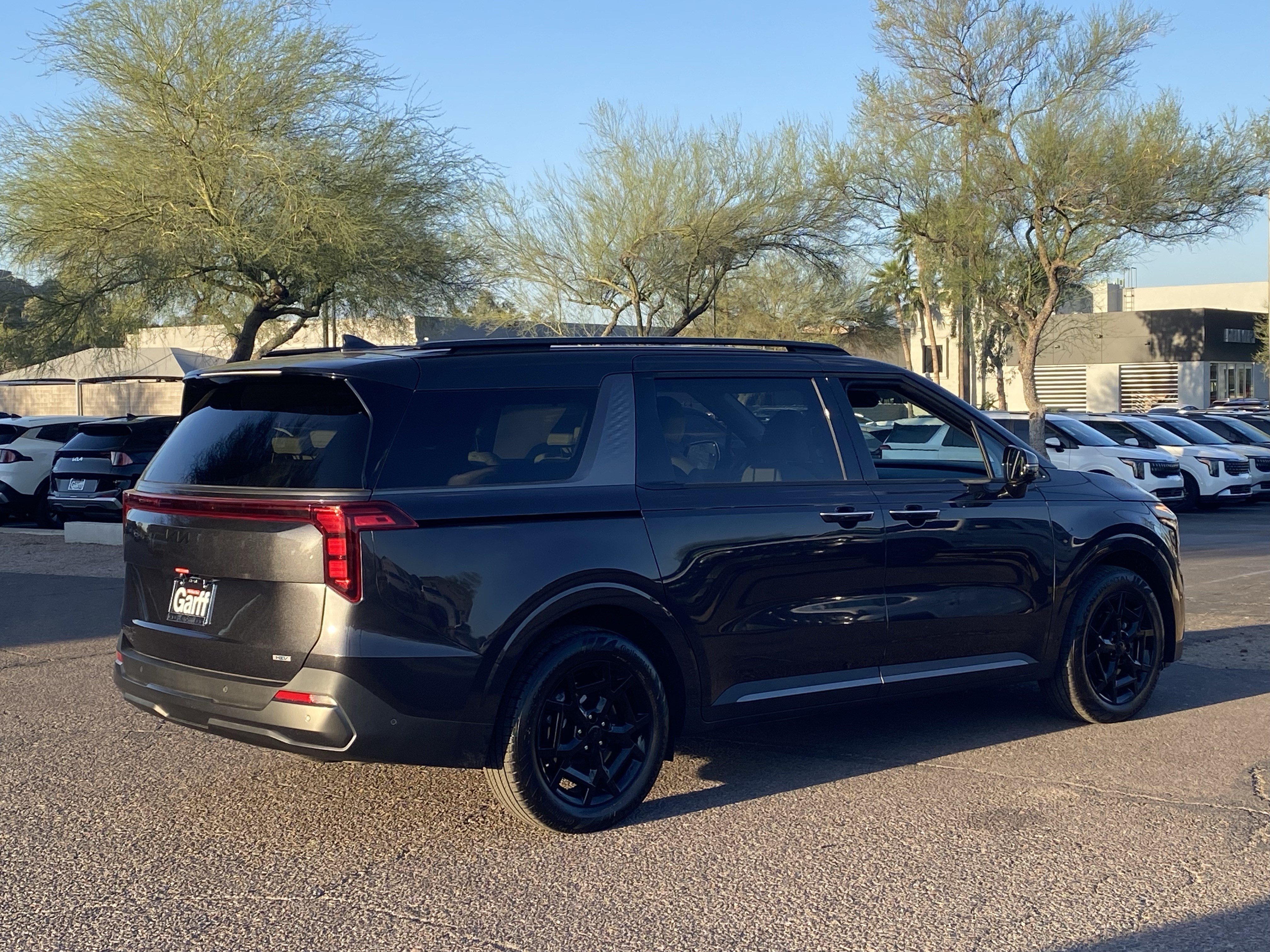 New 2026 Kia Carnival SX w/ SX Dark Edition Package FWD image 4