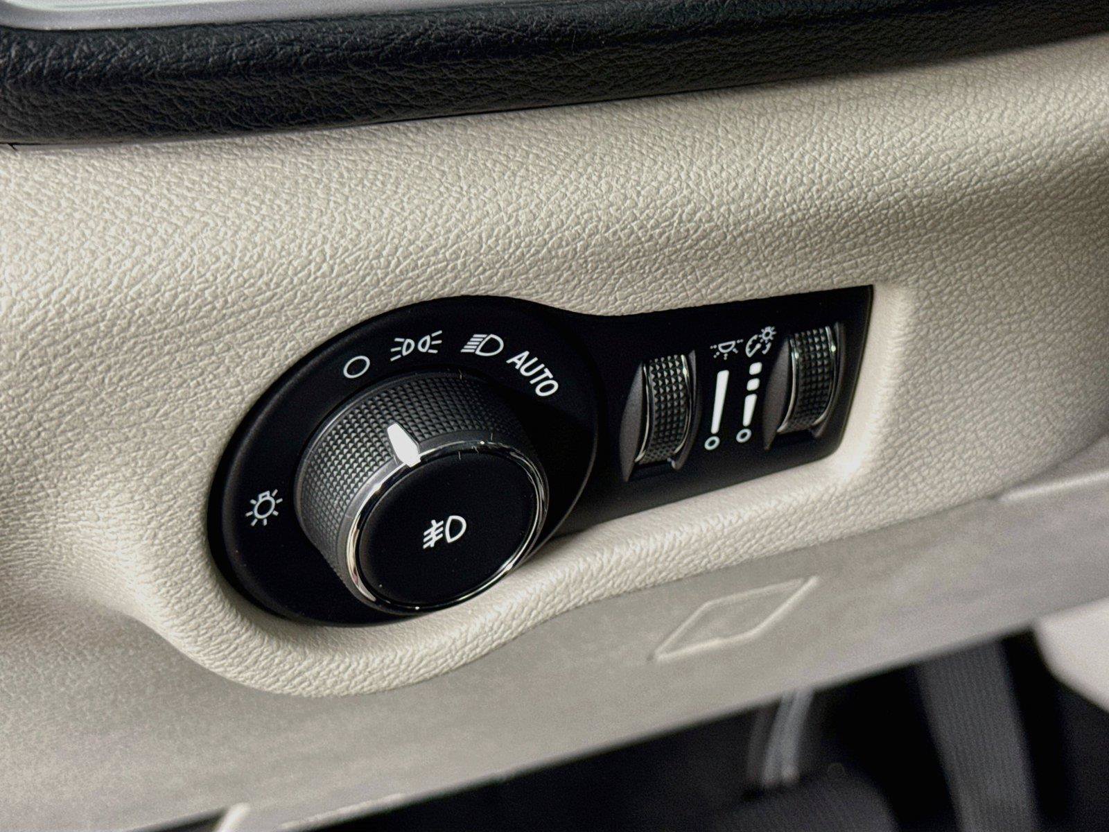 Used 2019 Chrysler Pacifica Limited w/ Advanced Safetytec Group FWD image 15