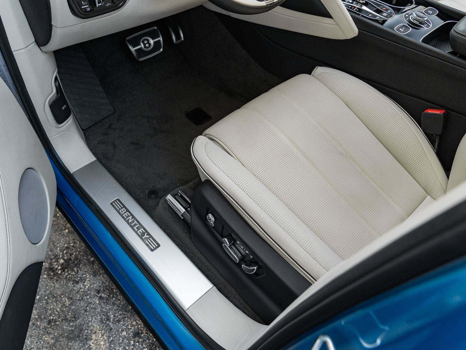 Used 2022 Bentley Bentayga AWD/4WD image 34