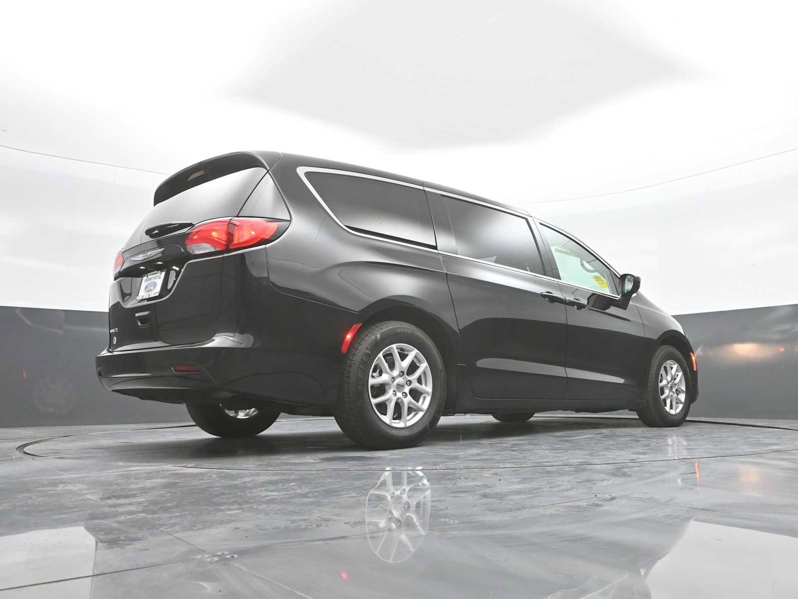 Used 2024 Chrysler Voyager LX FWD image 42